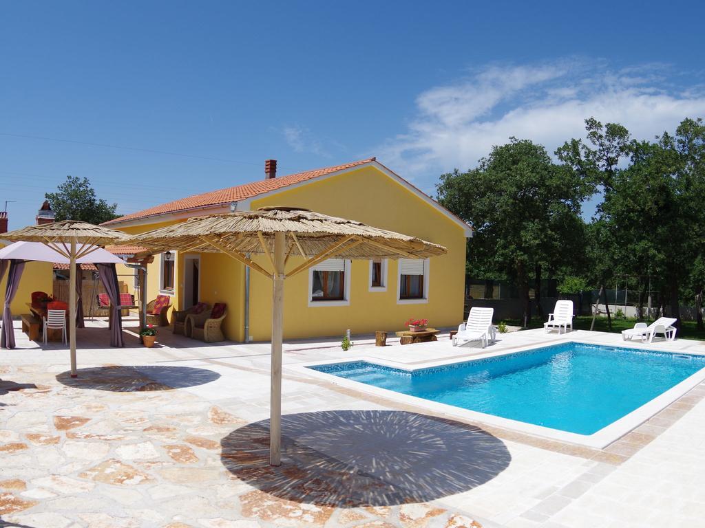 Detached House At Country Side Fenced Villa Vodnjan Exterior photo